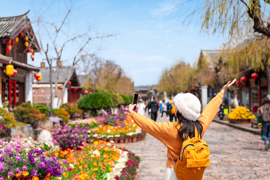 Mujer turista en China tomandose una selfie